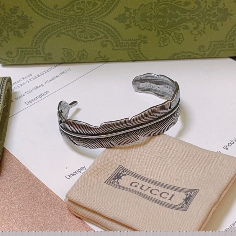 G*u*i bracelets